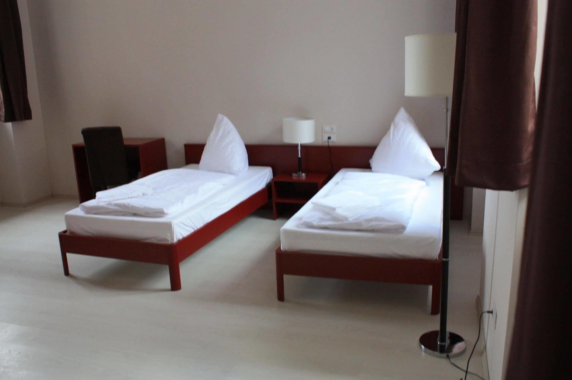 Plus Berlin Hostel Und Hotel Buitenkant foto